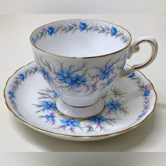 Vintage Royal Tuscan LOVE IN THE MIST Blue Footed Tea Cup & Saucer Set - Picture 3 of 16